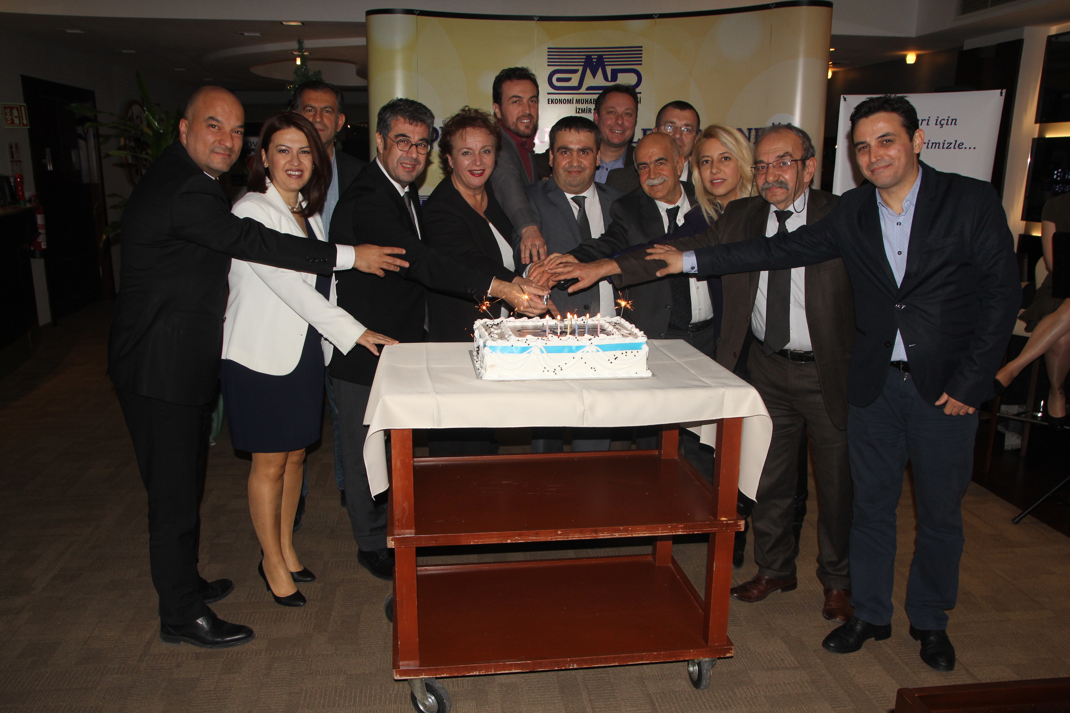 Ekonomi Muhabirleri Derneği İzmir Şubesi’nde 29. kuruluş yıldönümünü buruk kutladı