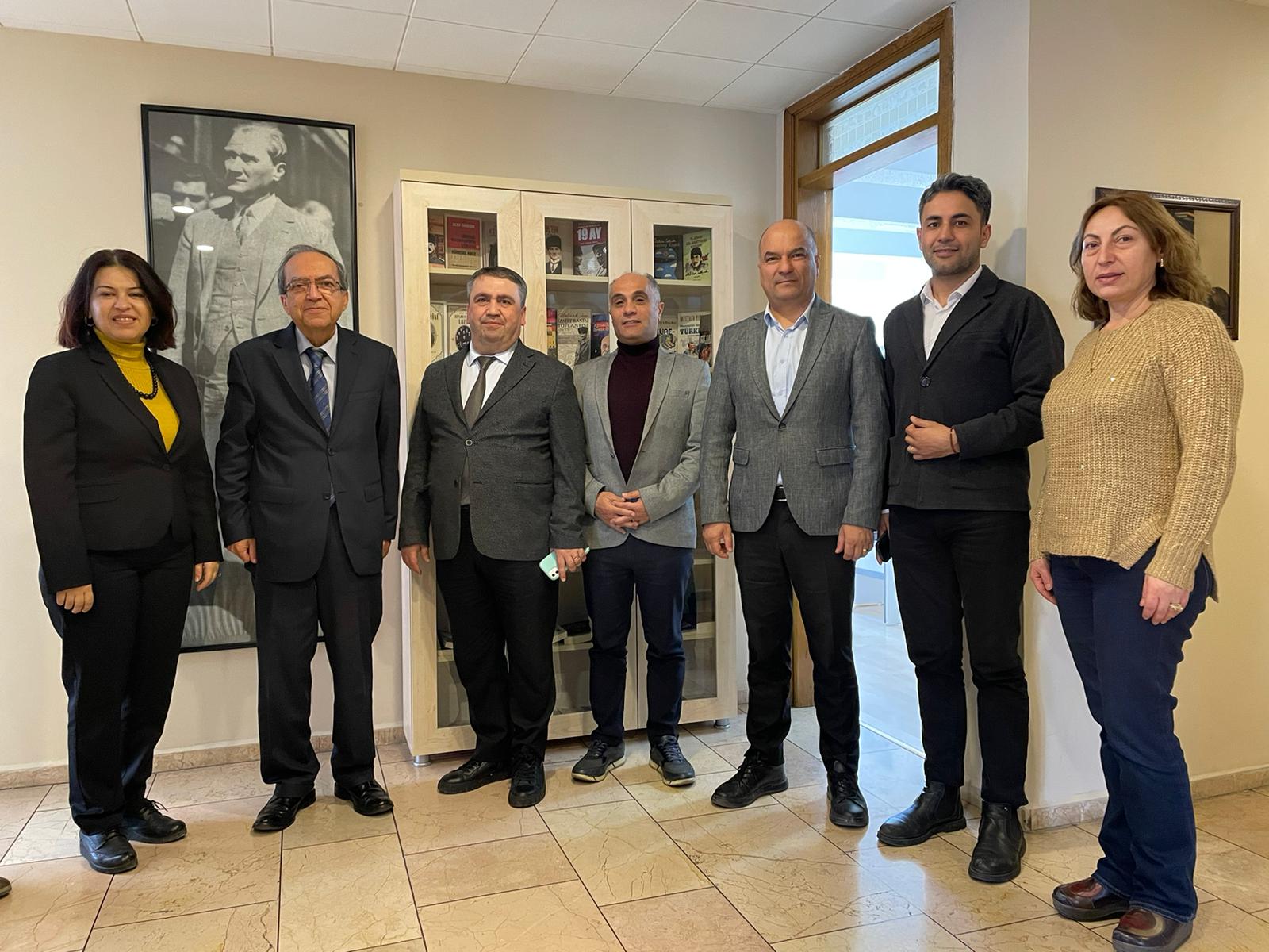 EMD İzmir Şubesi’nden Cumhuriyet Gazetesi’ne ziyaret EMD İzmir Şubesi’nden Cumhuriyet Gazetesi’ne ziyaret